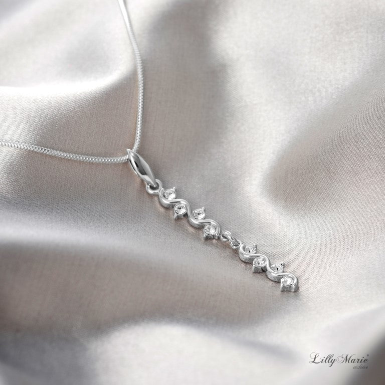 Ein Zirkonia-Anhänger aus 925 Silber, Anlaufgeschützt, ca. 40 mm x 5 mm (ohne Kette)