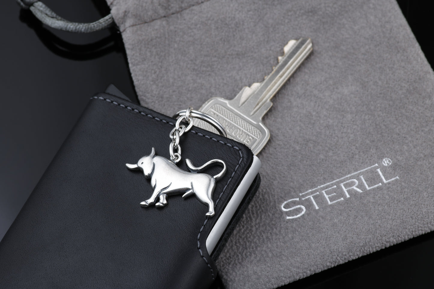 Schlüsselanhänger Stier aus 925 Silber, ca. 3 cm x 6 cm, anlaufgeschützt