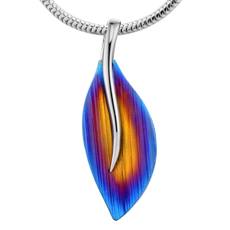 Ein Titanlegierung Blatt-Anhänger, aus Silber und Titan, Anlaufgeschützt, Größe 13 mm x 37 mm (ohne Kette)