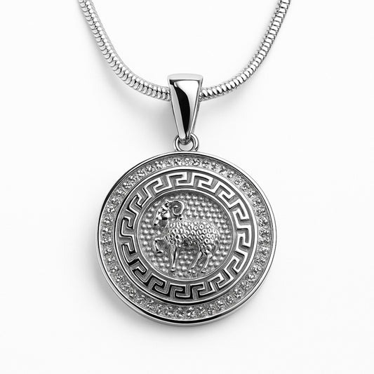 Ein Sternzeichenanhänger Widder, aus 925 Silber, Anlaufgeschützt, Durchmesser ca.  (ohne Kette)