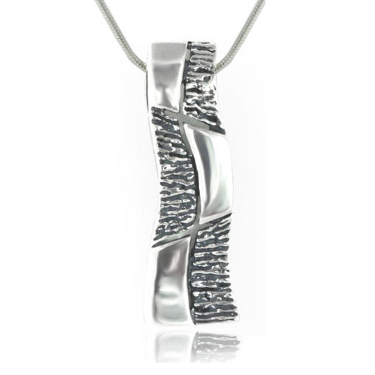Ein viereckiger Anhänger aus 925 Silber, Anlaufgeschützt, ca. 32mm x 10mm (ohne Kette)