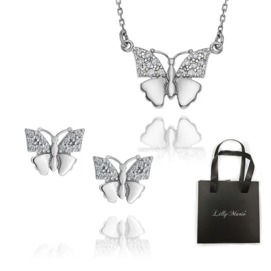 Eine Schmetterlingkette und Ohrringe mit Geschenkverpackung für Vitrine/Geschenkläden