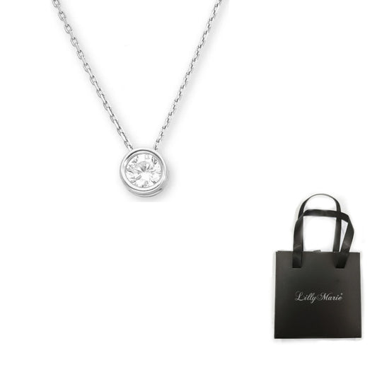 Feine Kette mit rundem Anhänger mit Geschenkverpackung für Vitrine/Geschenkläden