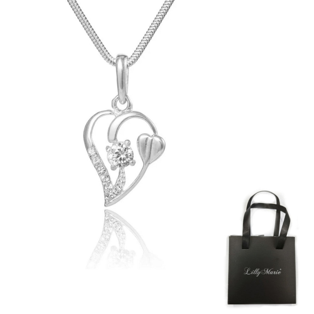 Eine Kette undHerzanghänger mit Geschenkverpackung für Vitrine/Geschenkläden