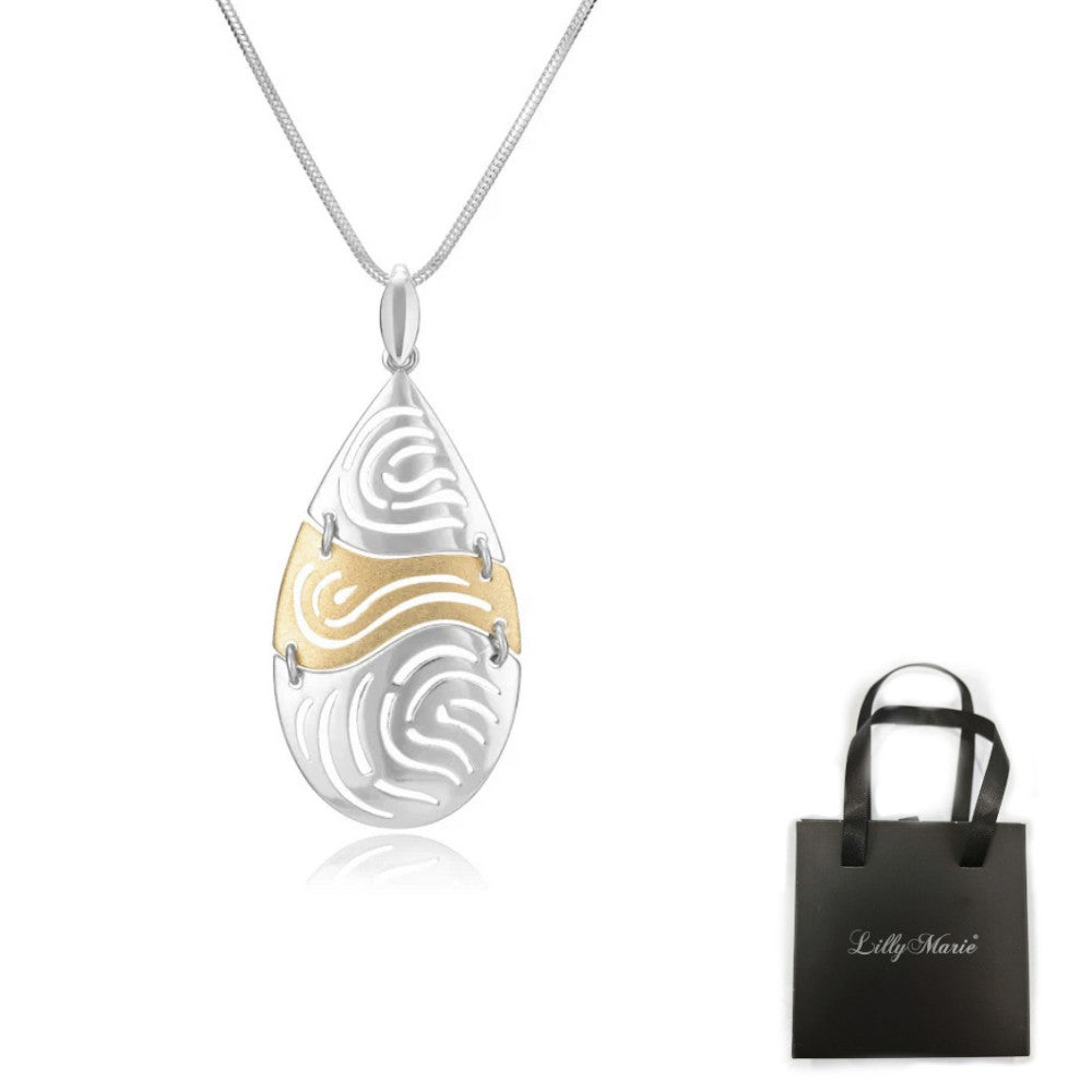 Eine Kette und Tropfen-Anhänger mit Geschenkverpackung für Vitrine/Geschenkläden