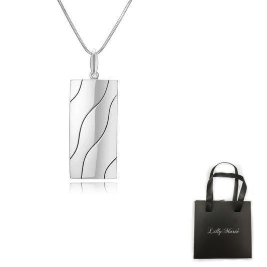 Feine Kette und viereckiger Anhänger mit Geschenkverpackung für Vitrine/Geschenkläden