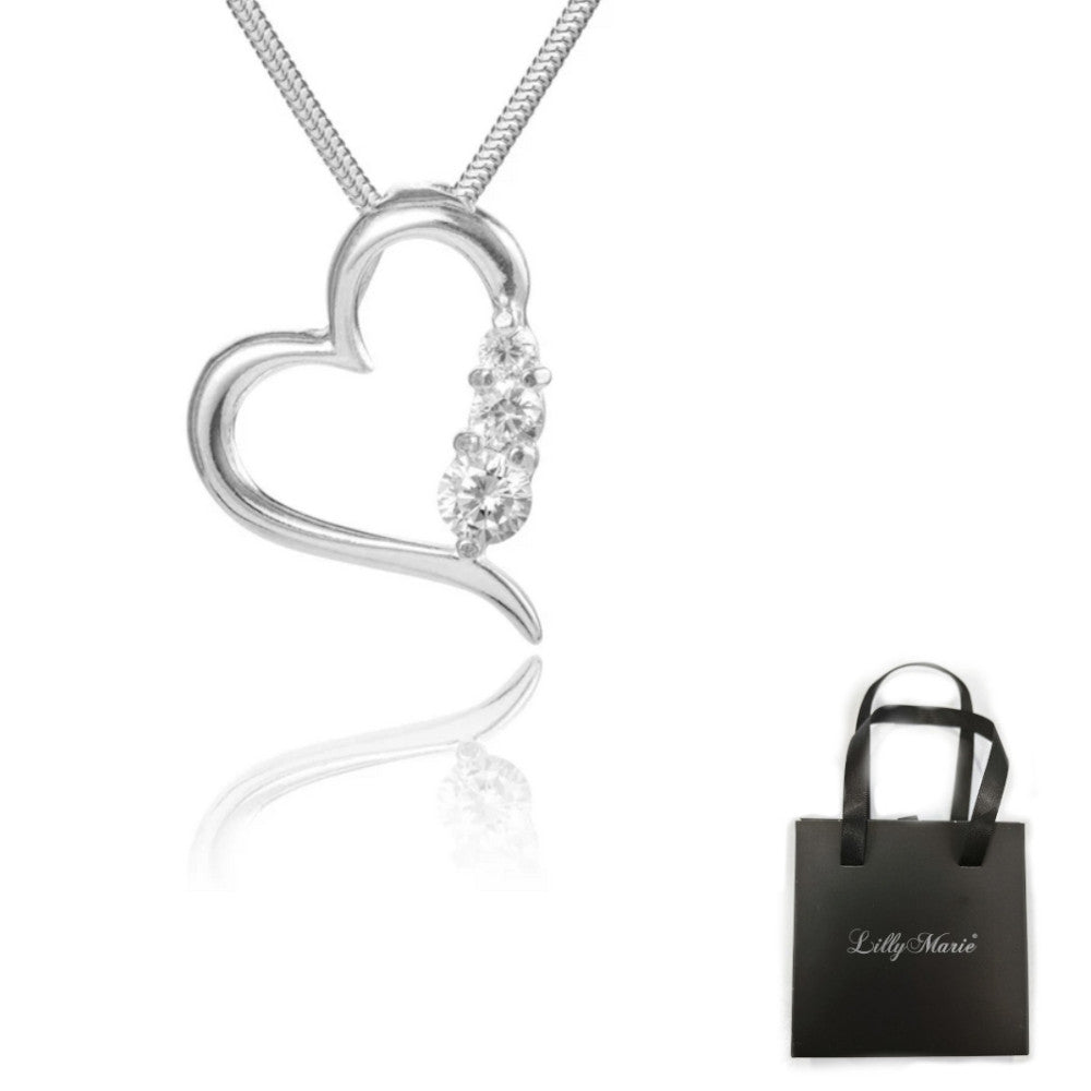 Eine Kette und Herzanhänger mit Geschenkverpackung für Vitrine/Geschenkläden