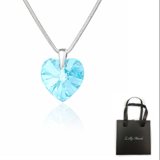 Eine Kette und blaues Herzanhänger mit Geschenkverpackung für Vitrine/Geschenkläden