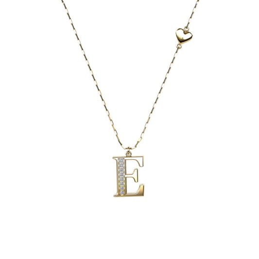 Vergoldete Ankerkette mit einem Buchstaben "E"-Anhänger und einem kleinen Herz, aus 925 Silber, Breite ca. 1 mm, Länge 42 + 3 cm