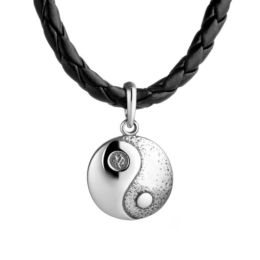 Ein Yin-Yang Anhänger, aus 925 Silber, Anlaufgeschützt, Durchmesser ca 17 mm (ohne Kette)