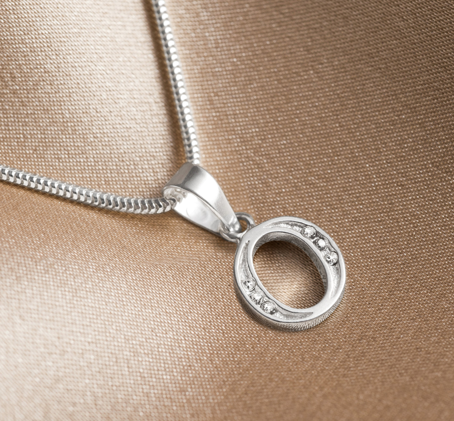 Buchstabenanhänger "O" aus 925 Silber, Anlaufgeschützt, ca. 19 mm x 10 mm. (ohne Kette)