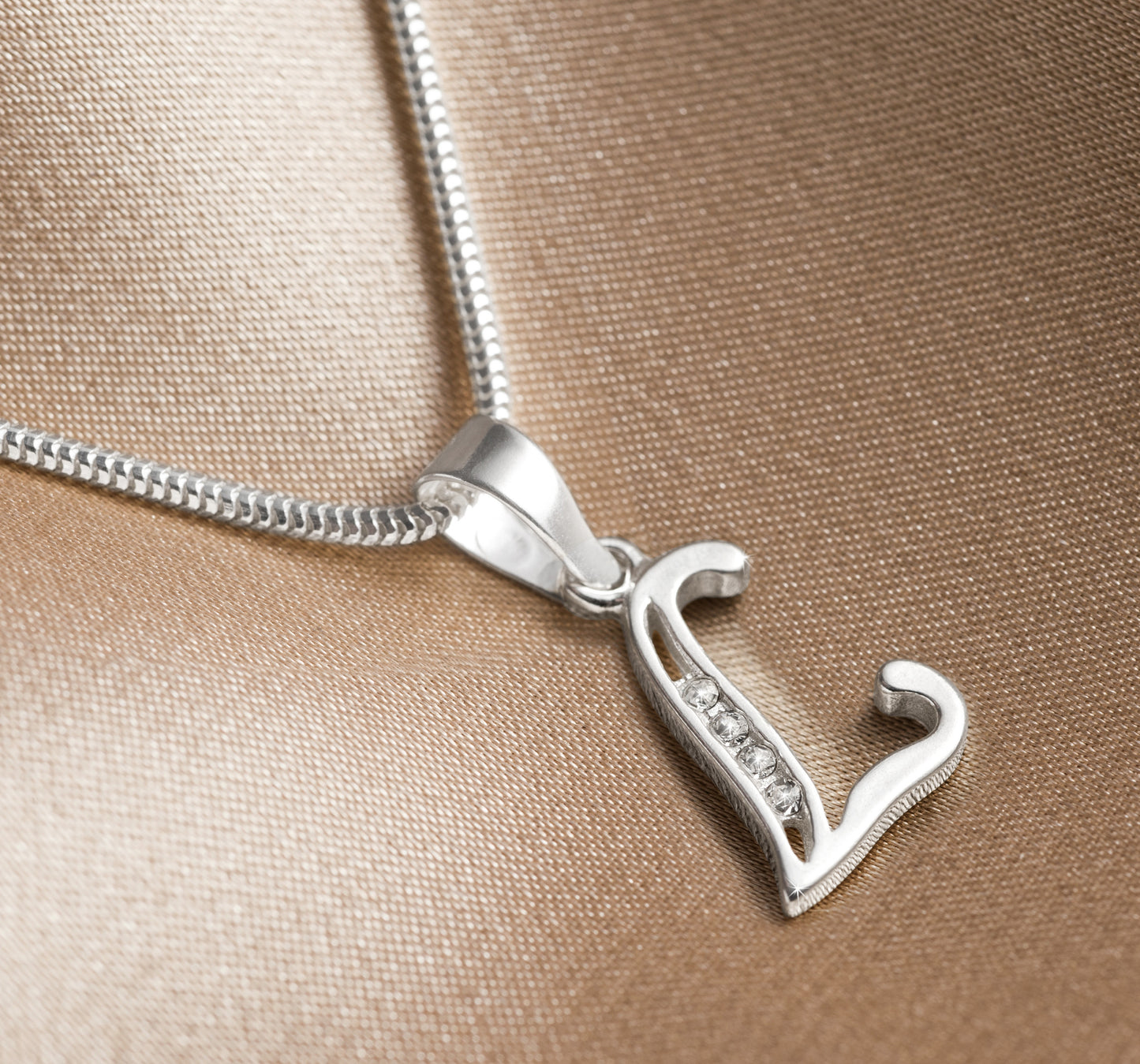 Buchstabenanhänger "L" aus 925 Silber, Anlaufgeschützt, ca. 15 mm x 10 mm. (ohne Kette)